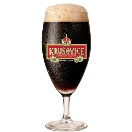 クルショヴィツェ・チェルネのビールグラスは、その美しい濃い色と軽いビールの粉を引き立てるために丁寧に注がれています - クルショヴィツェ・チェルネ：400年の歴史を持つ奥深い味わい