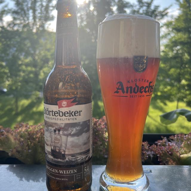 Ly bia Roggen Weizen day ap bot min mang den huong vi dac trung cua lua mach den va lua mi. 2 - Roggen-Weizen: S&aacute;ng Tạo V&agrave; Truyền Thống Đan Xen