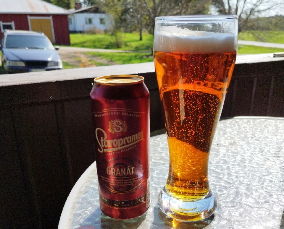 Staropramen Granat: Erlesenes Polotmavé-Bier aus Prag Staropramen Granat Bierglas mit Min-Flasche und Dan-Beutel - Staropramen Granat: Exquisites Polotmavé-Bier aus Prag