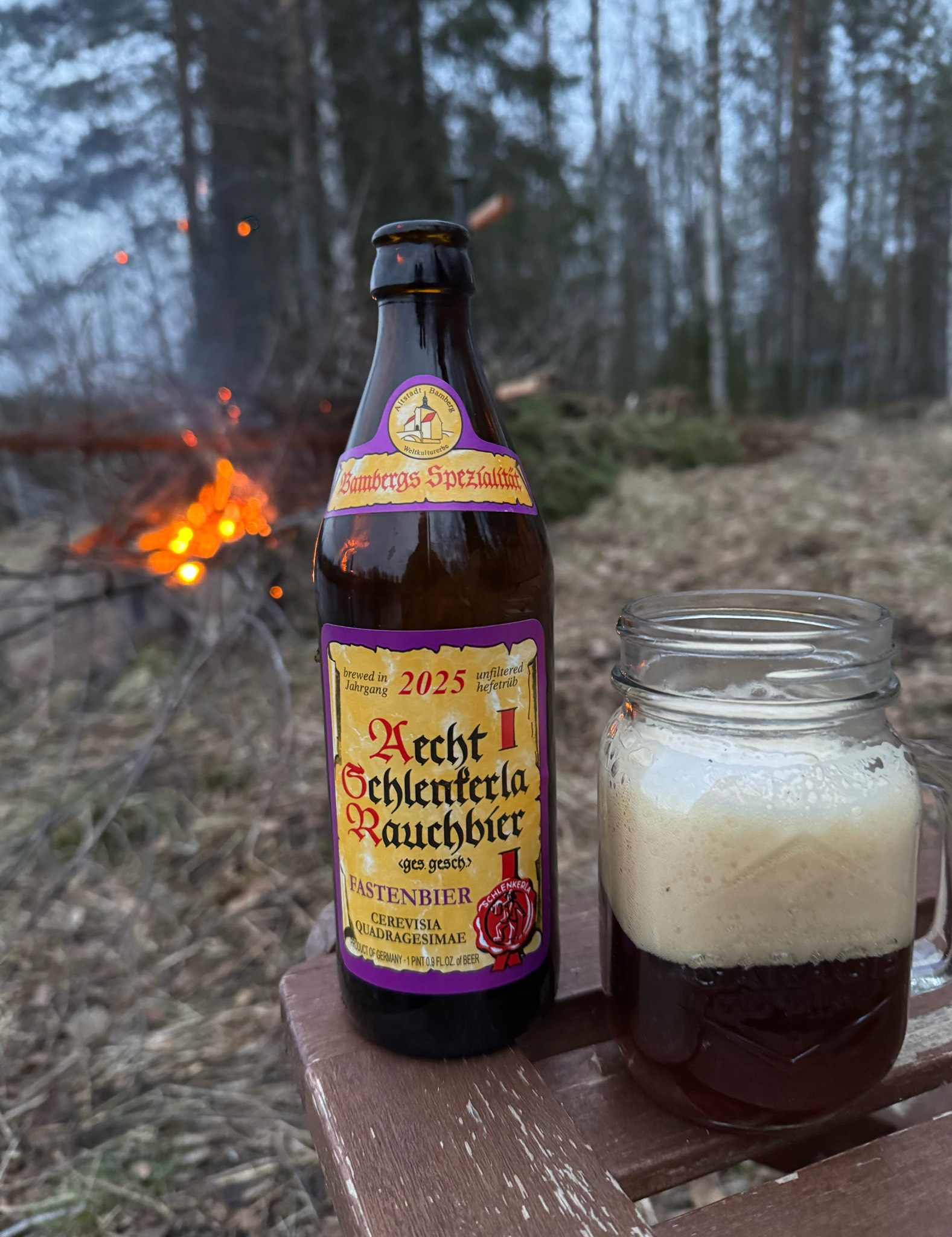 Thuong thuc Aecht Schlenkerla Fastenbier trong khong gian am cung tao nen mot trai nghiem bia day cam xuc - Aecht Schlenkerla Fastenbier &ndash; Bia Kh&oacute;i Lịch Sử Từ Bamberg