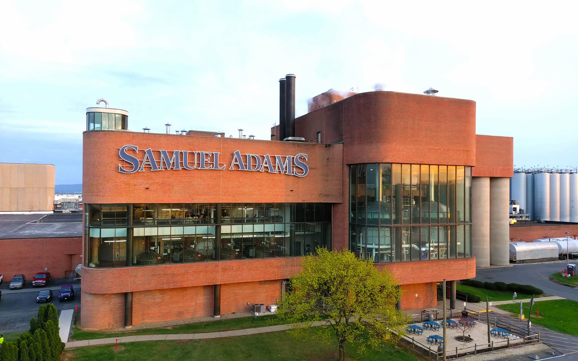 Ein Panoramablick auf die Fabrik der Boston Beer Company, wo Samuel Adams Honey Queen - Cold IPA hergestellt wird: Tauchen Sie ein in das kühle Bier.