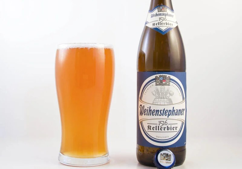 Weihenstephaner 1516 Kellerbier: Lát Cắt Của Dòng Thời Gian 1516 Kellerbier lop men van duoc giu lai – tao nen su duc nhe naturally cloudy nhu the dong thoi gian con dang lang lai trong moi giot bia - Weihenstephaner 1516 Kellerbier: Lát Cắt Của Dòng Thời Gian