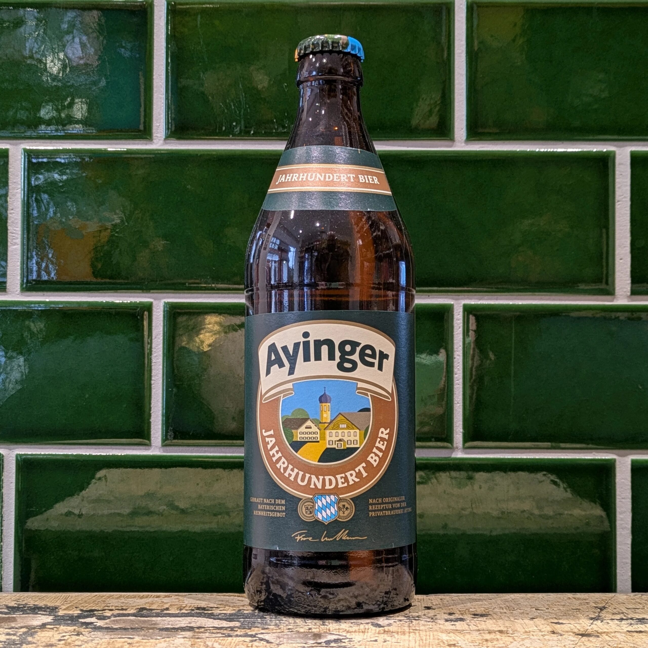 Ayinger Jahrhundert Bier は、スケールの大きな工場の精神を体現したビール瓶のデザインです - Ayinger Jahrhundert Bier: 純粋なビールの世紀を巡る旅