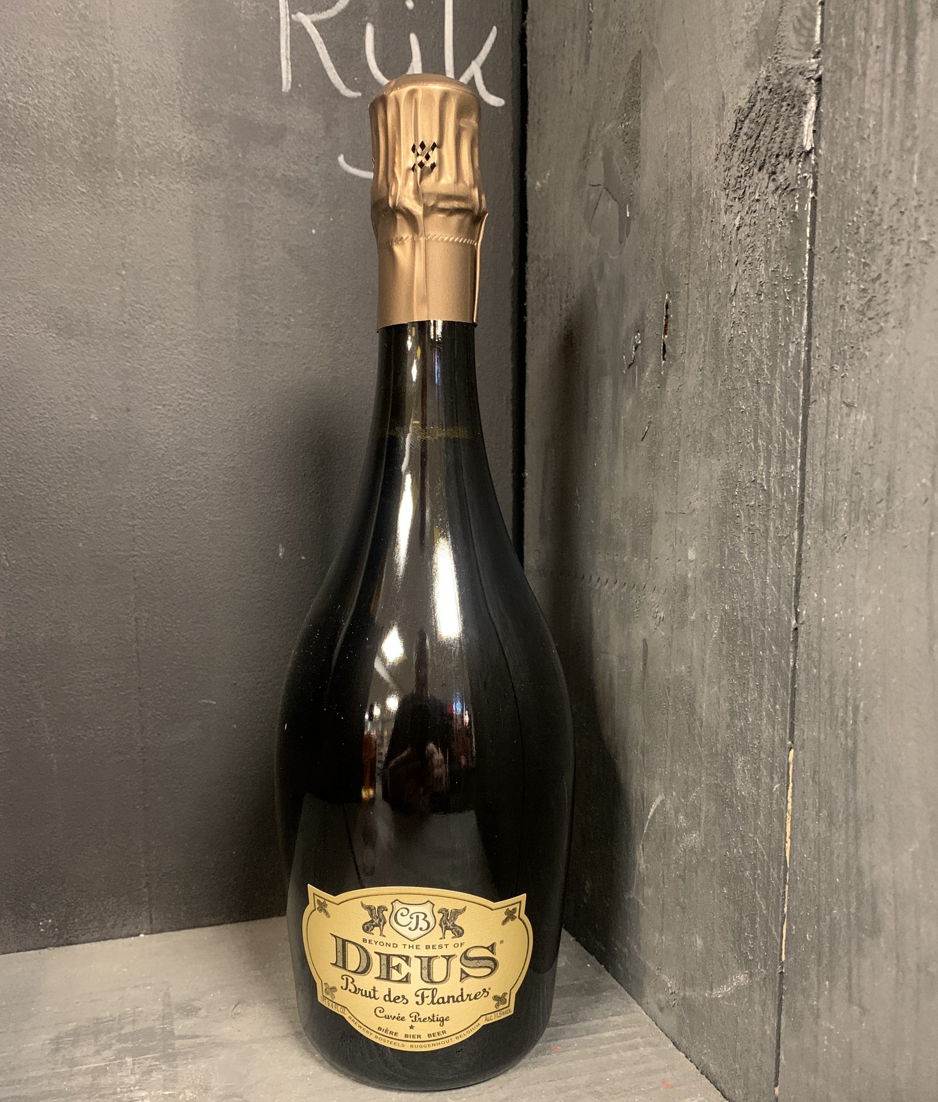 Simple beer packaging but has a feature that makes people look away - DeuS: The Golden Dream Between the Two Worlds of Beer and Wine