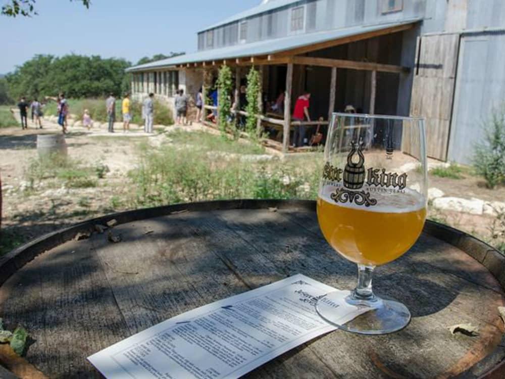 Bia co anh nau do nhat nhu mau banh mi lua mach den vua ra lo pha chut ho phach am ap - Kvass Jester King: Bản T&igrave;nh Ca L&ecirc;n Men Từ Vụn B&aacute;nh M&igrave;