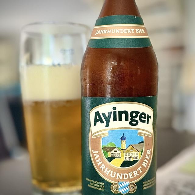 SRM 5 7 秋の蜂蜜の風味と厚い白い粉の層を持つ温かい琥珀色のビール - Ayinger Jahrhundert Bier：純粋なビールの世紀の旅