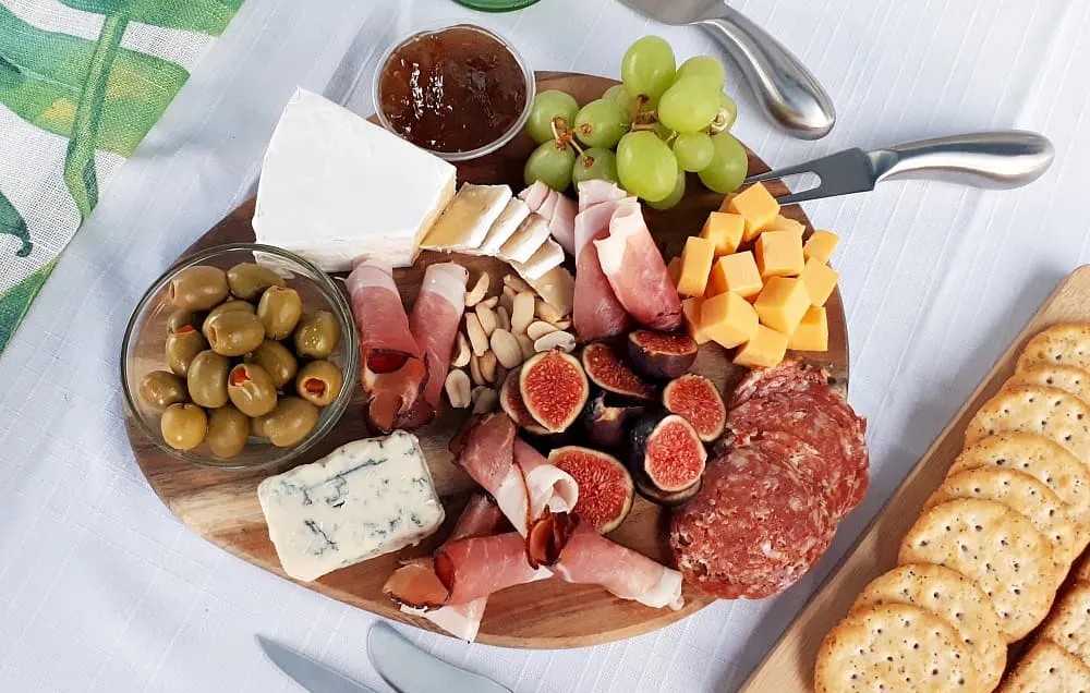 Bia phu hop de thuong thuc cung mon an da dang nhu Charcuterie - Kvass Jester King: Bản T&igrave;nh Ca L&ecirc;n Men Từ Vụn B&aacute;nh M&igrave;