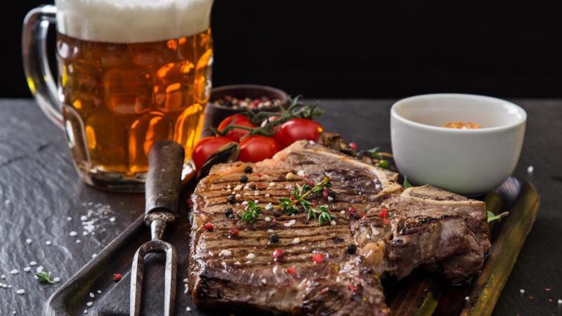 Weihenstephaner 1516 Kellerbier: Lát Cắt Của Dòng Thời Gian Dia thit nuong ket hop voi tung ngum bia mat lanh se hoa quyen thanh mot ban giao huong huong vi dam chat Duc - Weihenstephaner 1516 Kellerbier: Lát Cắt Của Dòng Thời Gian