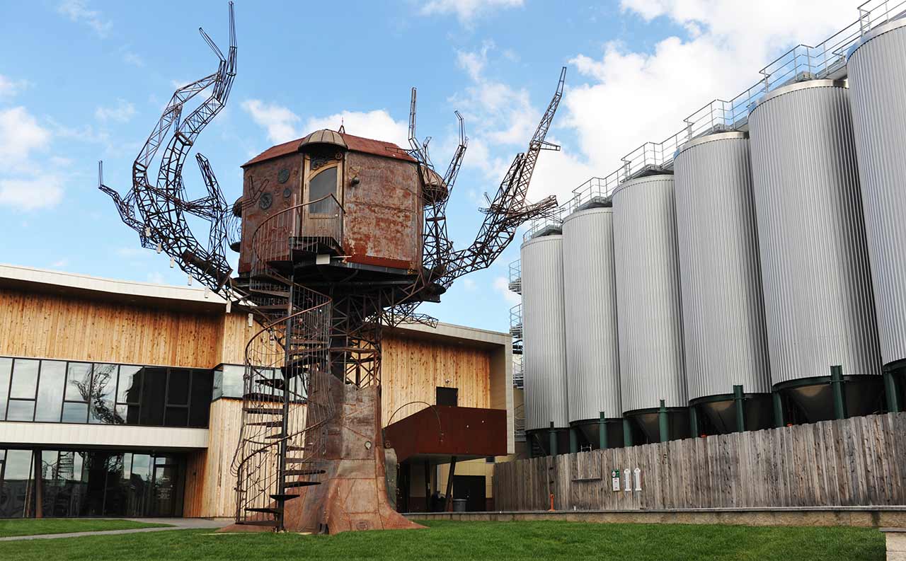 Dogfish Head Craft Brewery duoc thai nghen boi hai tam hon dam me Sam va Mariah Calagione - My Antonia: Vũ Điệu Của Những C&aacute;nh Hoa Bia
