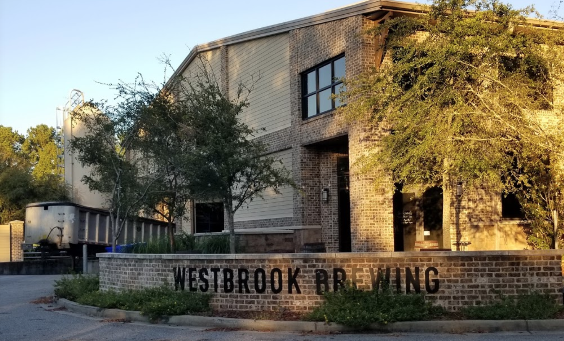 クラフトビールに情熱を注ぐ若いカップル、エドワードとモーガン・ウェストブルックは、小さなキッチンをウェストブルック・ブリューイング・カンパニーに改造しました。 - ウェストブルック・ゴーズ：魅惑的な味覚ゲーム