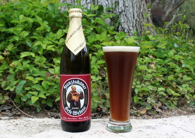 フランツィスカーナー ヘフェ ヴァイセ ダンケル: おとぎ話のビールの精神 フランツィスカーナー ヘフェ ヴァイセ ダンケルの古典的なビール瓶のデザイン - フランツィスカーナー ヘフェ ヴァイセ ダンケル: おとぎ話のビールの魂