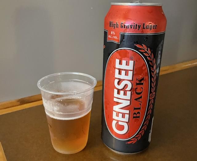Genesee Black: Đậm Chất, Đậm Đời, Đậm Vị! Genesee Black khoac len minh mau den hoac nau dam nhu mot dem khong trang thinh thoang anh len chut anh ho phach duoi den - Genesee Black: Đậm Chất, Đậm Đời, Đậm Vị!