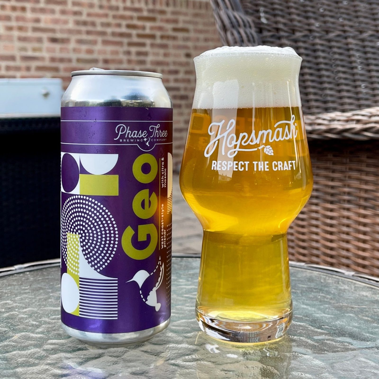 Geo IPLは、ブラックライトの下で朝露のように澄んだ琥珀色の輝きを放ちます - Geo: 酵母液滴の自我を解読する旅