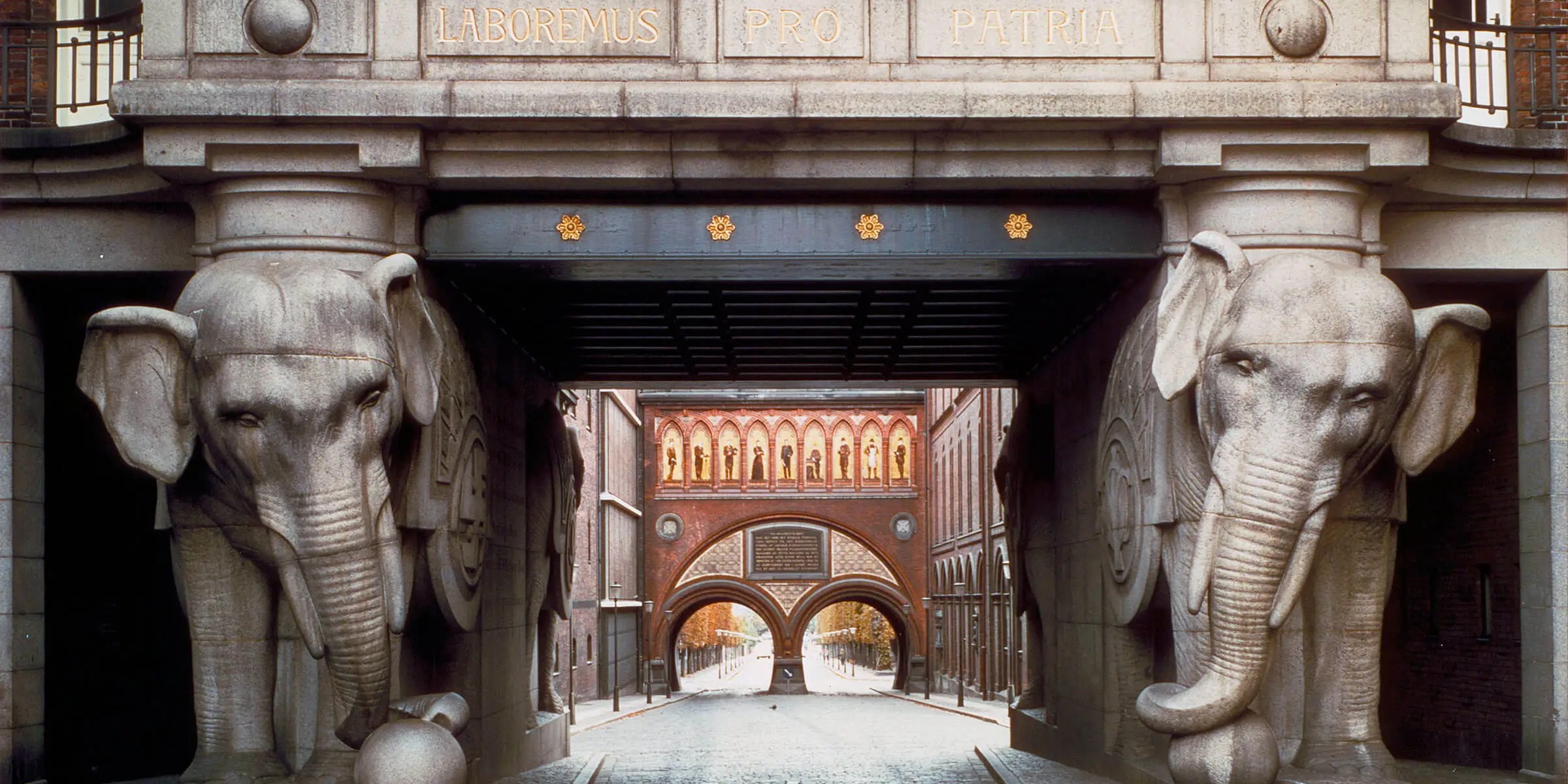 Im Herzen von Kopenhagen wurde 1847 eine Legende namens „Carlsberg – Elephant Beer: A Brave Rebellion“ geboren.