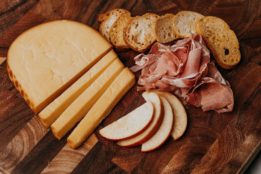 Gouda-Käse mit einem Schuss Rum oder Speck ist eine tolle Begleitung zur reichhaltigen, cremigen Textur von weißer Schokolade - Weiße Schokolade: Winternachtsgeflüster aus einem alten Holzfass