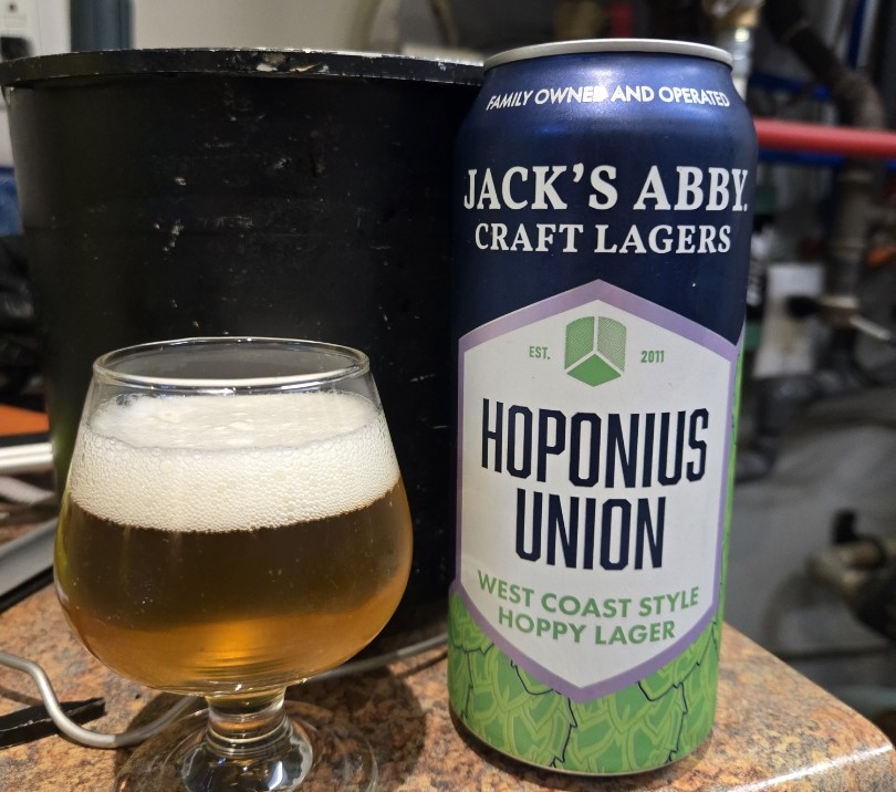 Hoponius Union: Tief wie ein See im Mondlicht Hoponius Union ist ein India Pale Lager im IPL-Stil, gebraut als Kreuzung zwischen einem IPA und einem Lager - Hoponius Union: So tief wie ein mondbeschienener See