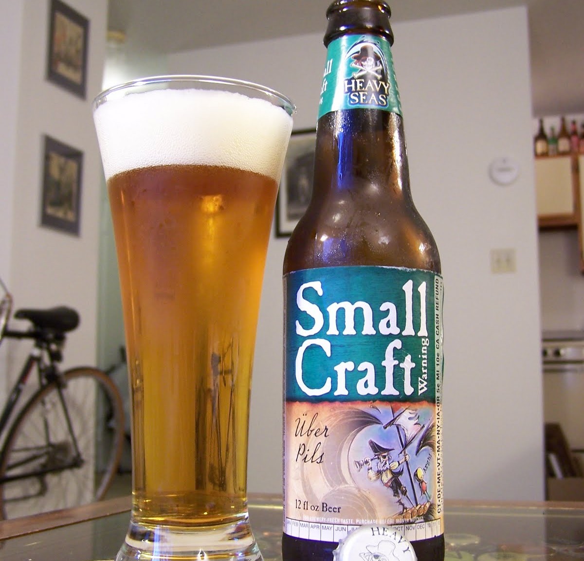 Warnung vor kleinen Booten: Flüstern des blauen Ozeans Imperial Pilsner ist das klassische deutsche Konzert, das klassische deutsche Schönheit mit modernem Chaos verbindet – Small Craft Warning: Whispering of the Blue Ocean