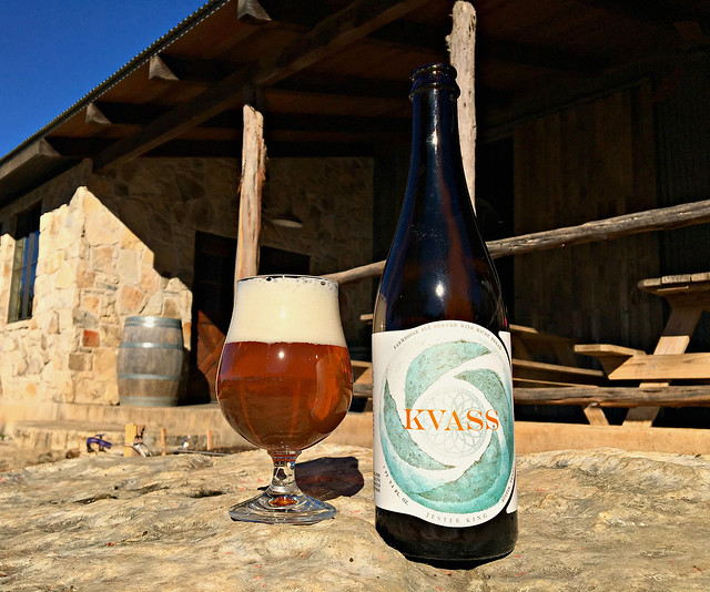 Jester King Kvass co thiet ke dong dieu va mau sac thu hut moi anh nhin - Kvass Jester King: Bản T&igrave;nh Ca L&ecirc;n Men Từ Vụn B&aacute;nh M&igrave;