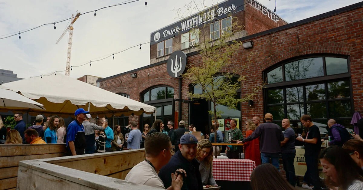 Außenansicht der Wayfinder-Brauerei in Dong Duc – Jazz Witch: Verloren im Land der Kreuzung