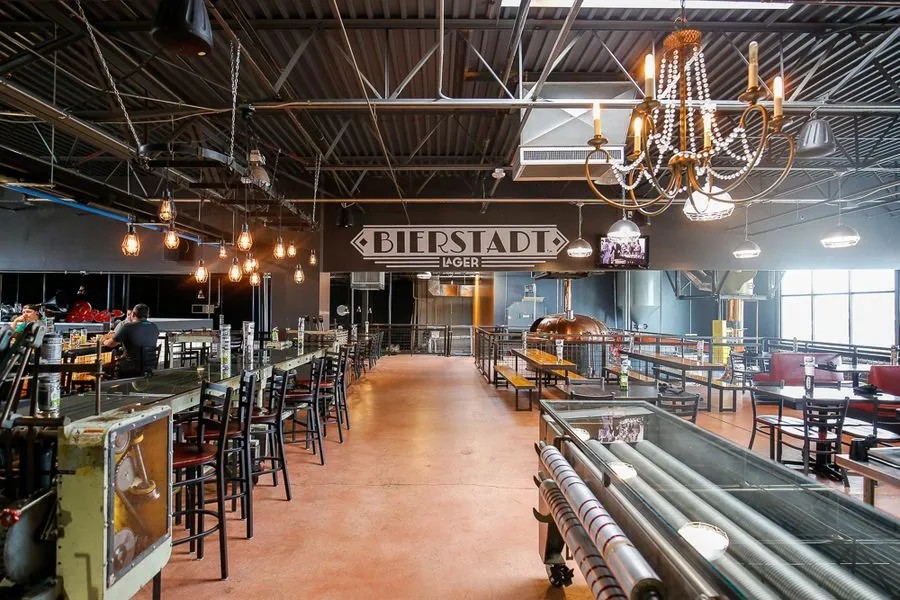 Dunkel: Nghệ Thuật Phù Phiếm Của Sự Vĩnh Cửu Khung canh ben trong nha may bia Bierstadt Lagerhaus - Dunkel: Nghệ Thuật Phù Phiếm Của Sự Vĩnh Cửu