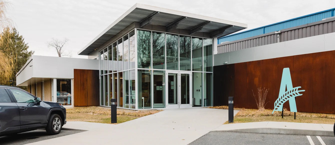 Khung canh nha may bia Athletic Brewing Co. hien dai o My - Fest Brew: D&acirc;ng Tr&agrave;o Hương Vị Lễ Hội