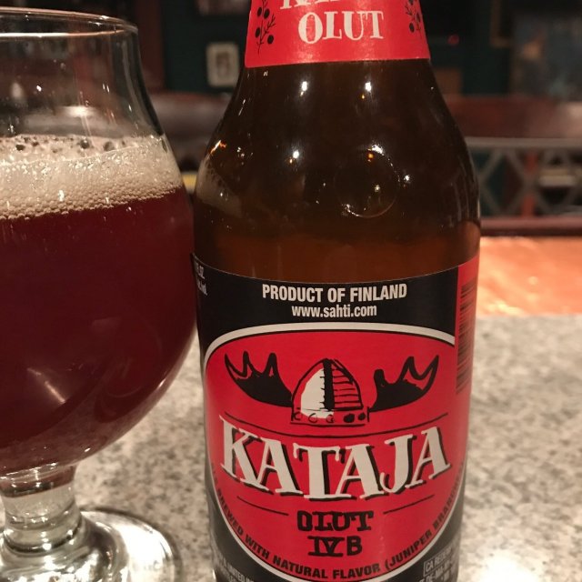 Lammin Kataja Olut は、ミニマルでありながら非常にユニークなビール瓶のデザインをしています - Lammin Kataja Olut: フィンランドビールの一滴一滴に込められたジュニパーフォレストの魂