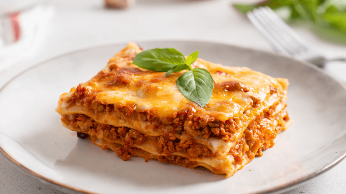 Lop pho mai beo ngay va sot ca chua dam vi cua Lasagna lam nen de hop nhay mua tao nen trai nghiem day chieu sau - My Antonia: Vũ Điệu Của Những C&aacute;nh Hoa Bia