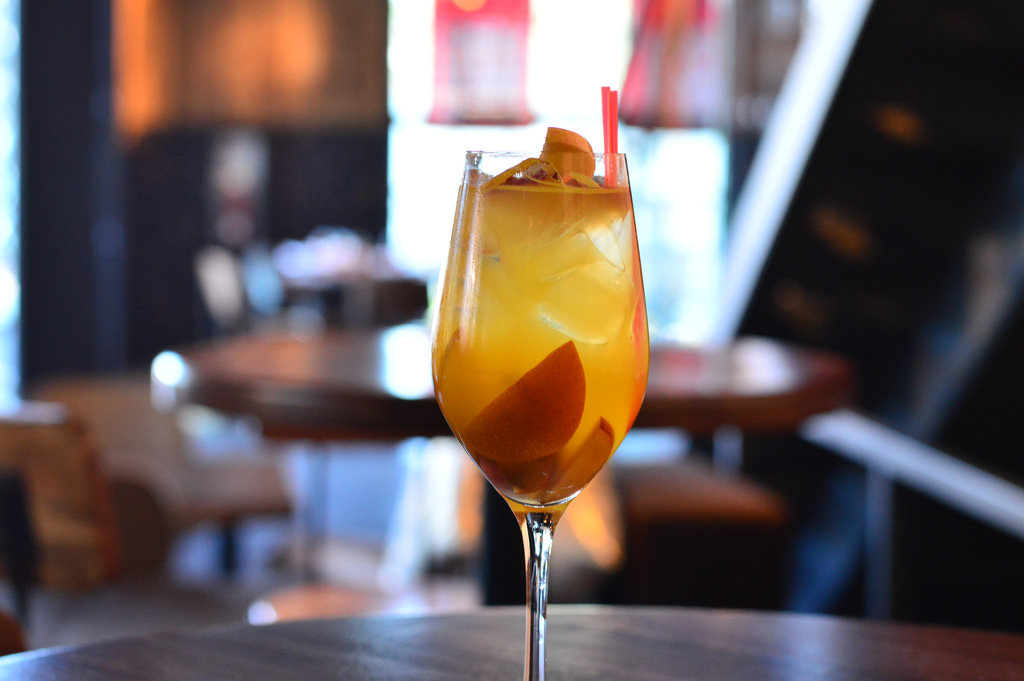 Das Bier hat einen tiefgoldenen Farbton – wie ein lächelndes Nachmittagsmädchen, das sich in einem Glas spiegelt – Morimoto Imperial Pilsner: Eine ruhige Melodie