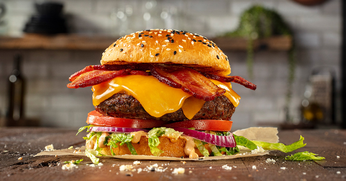 Auch mein Cheeseburger passt perfekt zu diesem Bier und unterstreicht das leichte Aroma und die Süße des Malzes - Welly: Die Essenz reinen britischen Bieres in jedem Tropfen Gold