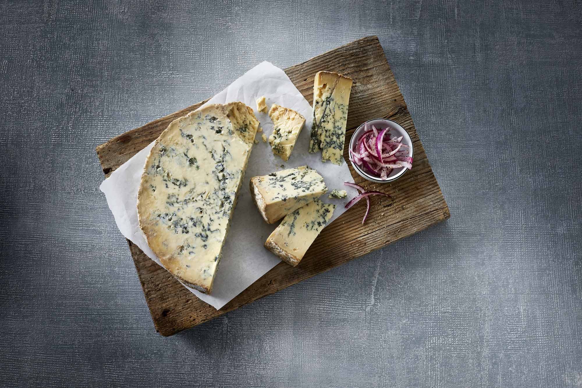 Yorkshire Stingo: Men Tình Cổ Tích Trong Từng Giọt Bia Thời Gian Pho mai Stilton mot trong nhung mon an phu hop voi bia nay - Yorkshire Stingo: Men Tình Cổ Tích Trong Từng Giọt Bia Thời Gian