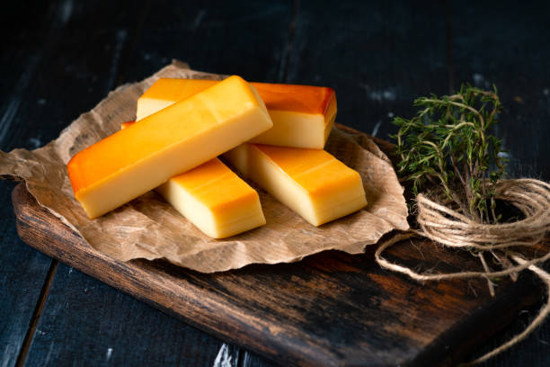 Der weiche und zähe Rauchkäse passt perfekt zu diesem Bier - Ayinger Oktober Fest-Märzen: Die Essenz von 150 Jahren Bayern