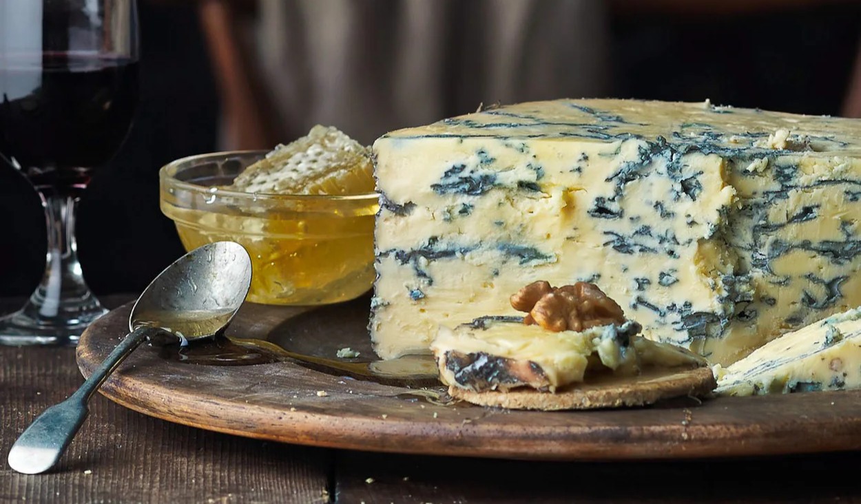 Blue cheese is like a close friend to beer, helping to enhance the taste of enjoyment - Fore Smoked Stout: Light up the taste buds