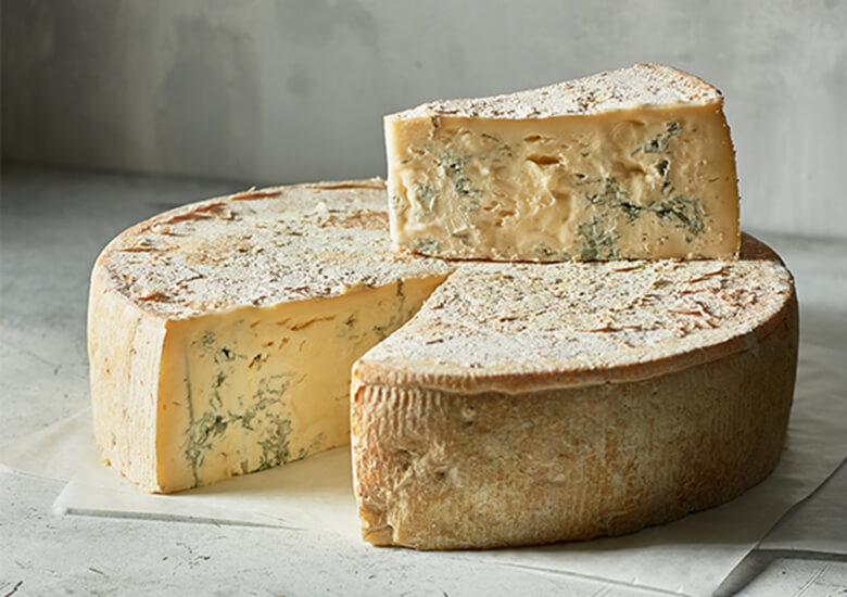 Der Blauschimmelkäse harmoniert mit der Süße von Chateau Jiahu, voll wie das Zusammenspiel zweier gegensätzlicher Musiknoten - Chateau Jiahu – Ein starkes Gedicht, geschrieben vor 9.000 Jahren