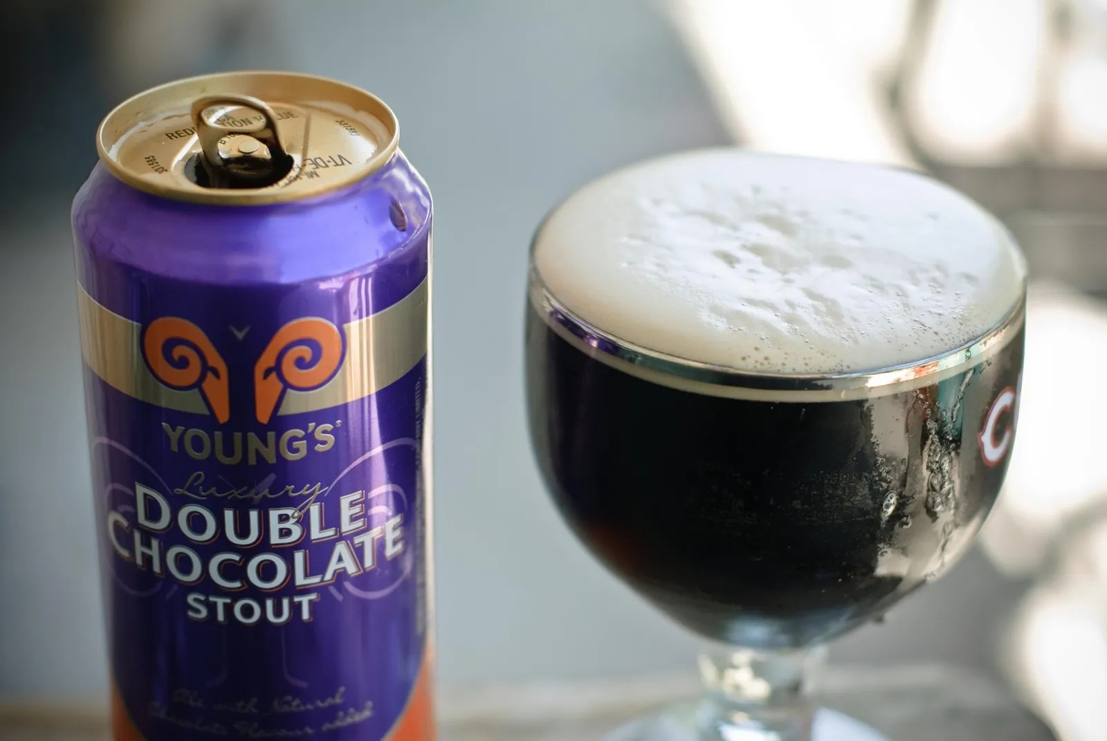 Ra doi vao nam 1997 Youngs Double Chocolate Stout da lam thay doi cach ma nguoi ta nhin nhan ve bia stout - Young's Double Chocolate Stout: Trọn Vẹn Từng Ph&uacute;t Gi&acirc;y