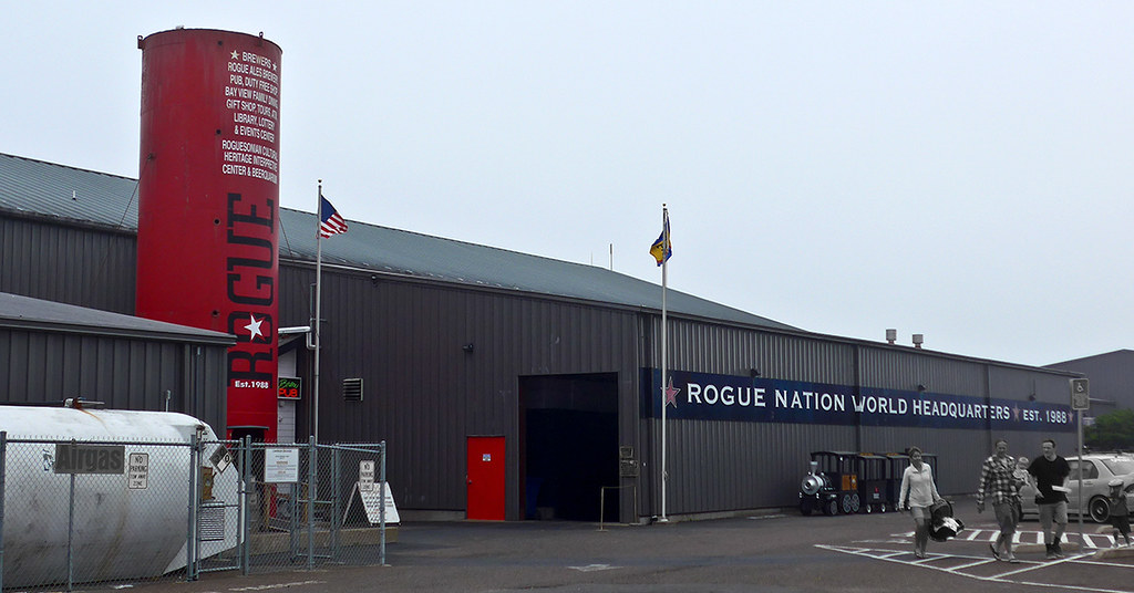 Rogue Ales ist geboren – nicht laut oder pompös, sondern wie ein kleines Feuer, das mit dem Geist der Handwerkskunst und dem Wunsch nach Innovation brennt – Morimoto Imperial Pilsner: Ein leises Liebeslied