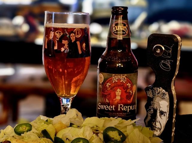 Süßer Ruf: Weizenwein-Meisterwerk aus goldenem Eichenfass Sweet Repute ist eine leidenschaftliche Liebesgeschichte zwischen Bier und Bourbon – eine perfekte Verbindung, die niemals endet – Sweet Repute: Weizenwein-Meisterwerk von Golden Barrel