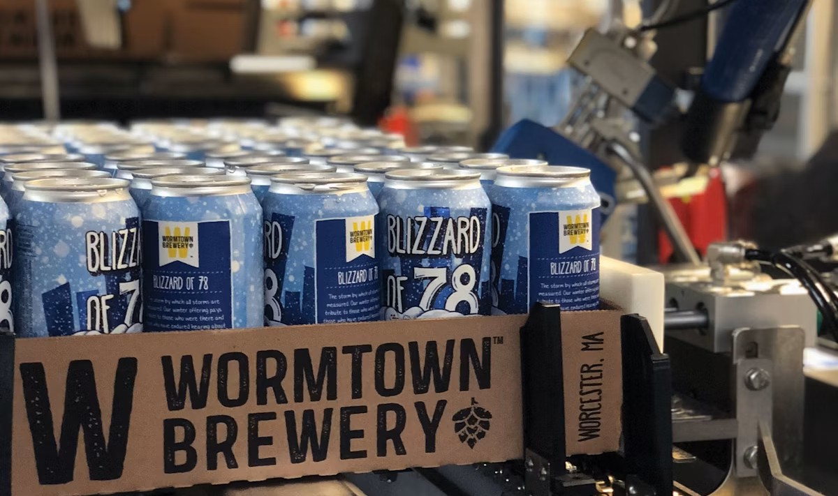 Genießen Sie Blizzard Of '78 auf eine Weise, die den Geschmack des Bieres verstärkt - Blizzard of '78: Der Geschmack von Widerstandsfähigkeit in jedem Tropfen Amber