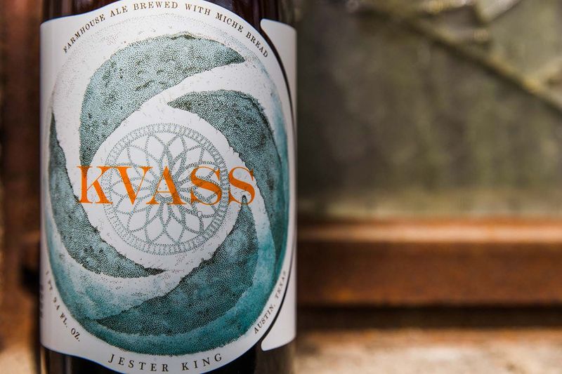 Thuong thuc Jester King Kvass dung cach giup vi giac them phan thang hoa - Kvass Jester King: Bản T&igrave;nh Ca L&ecirc;n Men Từ Vụn B&aacute;nh M&igrave;