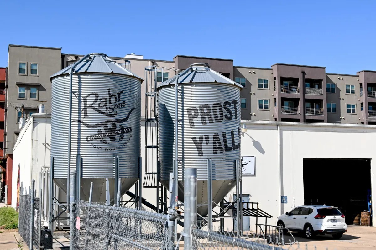 Die Brauerei der Rahr Sons Brewing Company in den luxuriösen Vereinigten Staaten – Winter Warmer: Die Geschichte des wärmenden goldenen Sonnenscheins