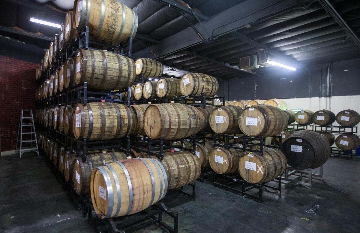 Bei der im Fass gereiften Version wird das alte Bourbonfass zu einem sanften Hauch weißer Schokolade mit dem süßen Aroma von Vanille, warmem Holz und luxuriösen Bourbonnoten – Weiße Schokolade: Winternachtsflüstern aus einem alten Holzfass
