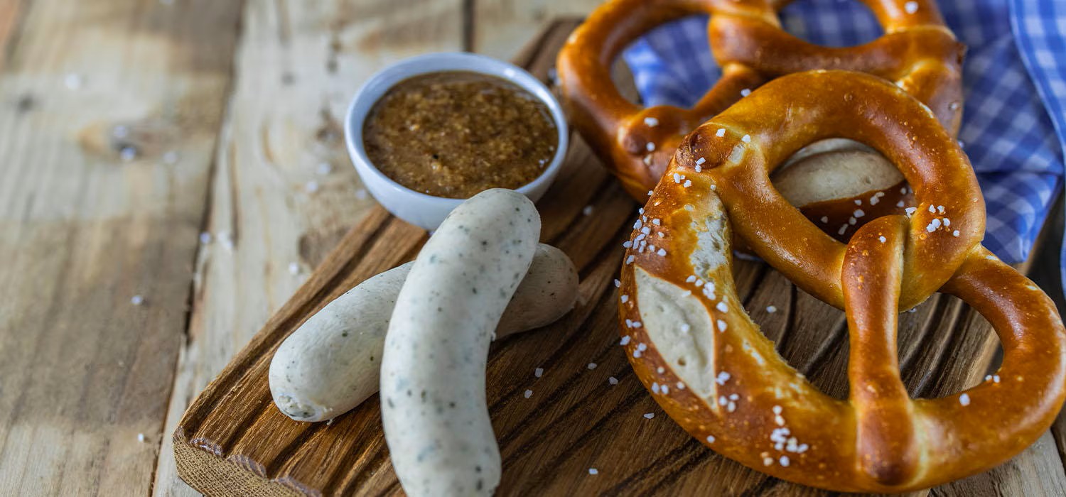 Weißwurst ist der perfekte Begleiter zu diesem Bier - Ayinger Urweisse: Das Liebeslied des Schwarzweizens im modernen Leben
