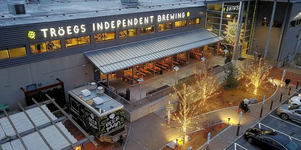 AB Breweries Troegs Independent Brewing 外観 バナー1枚 1024x512 - The Mad Elf: Tröegs Brewingによる力強い祝祭アンセム