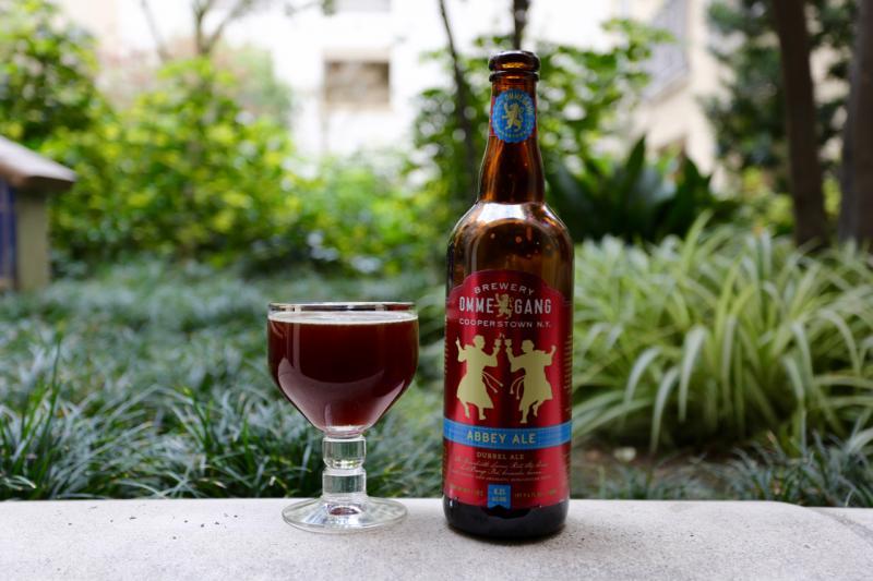 Abbey Ale co thiet ke chai bia dang cao va bao bi noi bat voi hai hinh nguoi dac biet - Abbey Ale: Linh Hồn Tu Viện Ẩn Trong Từng Giọt Craft