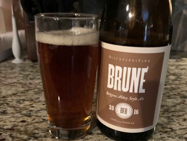 Abbey Brune entwarf eine einfache Bierflasche mit dem Wort „Brune“ als Mittelpunkt – Abbey Brune: Die Geschichte der stolzen belgischen Hefe