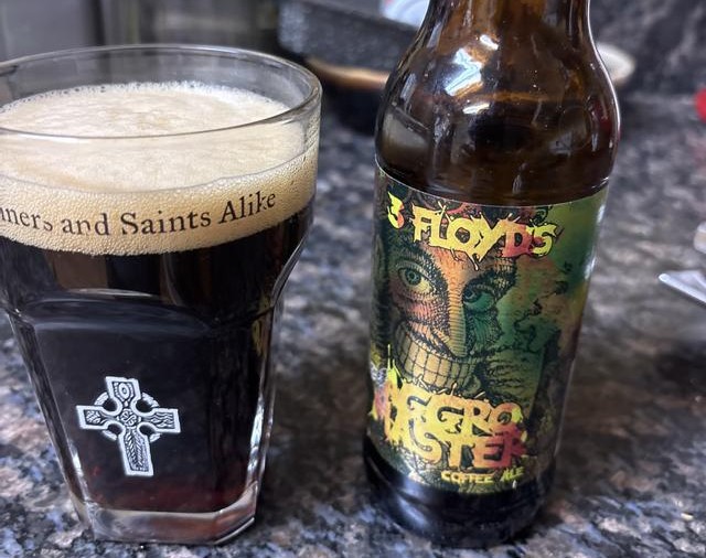 Aggromaster: Die verführerische Malzmuse Aggromaster hat ein beeindruckendes Bierflaschendesign mit einer königlichen Braut - Aggromaster: The Alluring Malt Muse