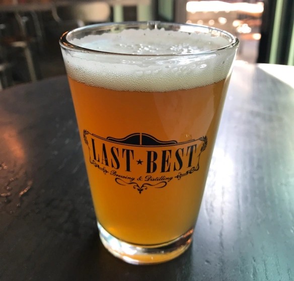 Bier mit bernsteinfarbenem Licht, das wie ein Herbstsonnenuntergang schimmert, der sich durch ein Glas Bier spiegelt – #3 Tokyo Drift: The Golden Drop Incarnation of Time