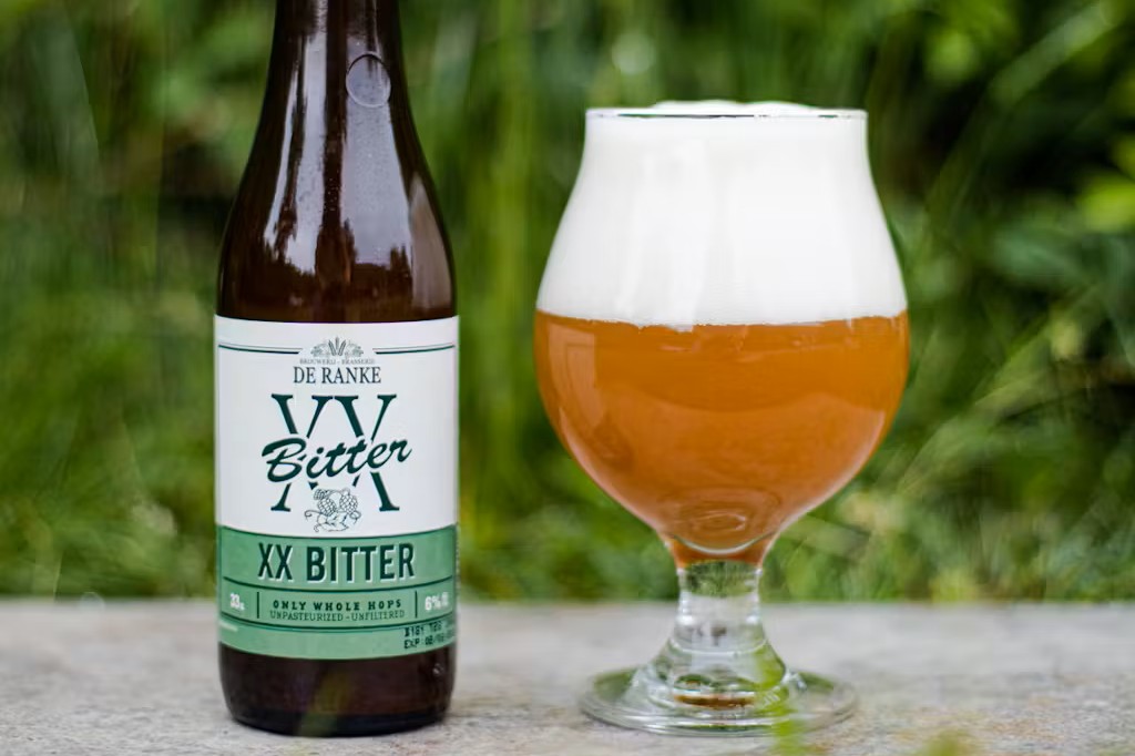 De Ranke XX Bitter: Die dornige Trunkenheit des Hopfens Bier hat einen warmen Bernsteinton, der an Herbsthonig erinnert und zu einem satten weißen Pulver aufsteigt – De Ranke XX Bitter: Der dornige Rausch des Hopfens