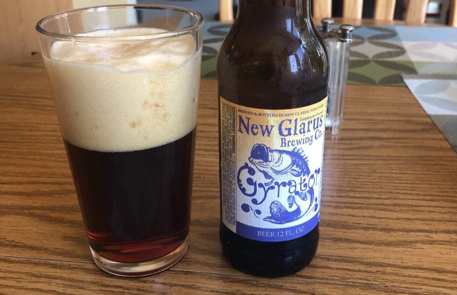 Gyrator Doppel: Wenn deutscher Stil auf amerikanischen Soul trifft Das Bier hat eine dunkelbraune Farbe wie ein Diamant, aber wenn man es gegen das Licht hält, glänzt es in einem warmen Rubinrot - Gyrator Doppel: Wenn deutscher Stil auf amerikanische Seele trifft