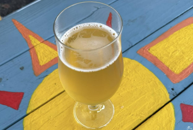 ビールは、早朝の露に濡れた若竹のような淡い琥珀色です。丁寧に濾過されていないため、缶ビールはどれも本来の風味を保っています。 - 気楽な飲み物：メン・セイ・ル・タ・ヴェ・ヴォイ・ドン・クエ