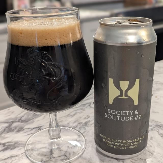 Bia co mau den sam nhu mot dem khong trang nhung khi dua len anh den no lai anh len su trong suot ky dieu - Society & Solitude #2: Kh&uacute;c Thiền Của Những Nghịch L&yacute; Trong Ly